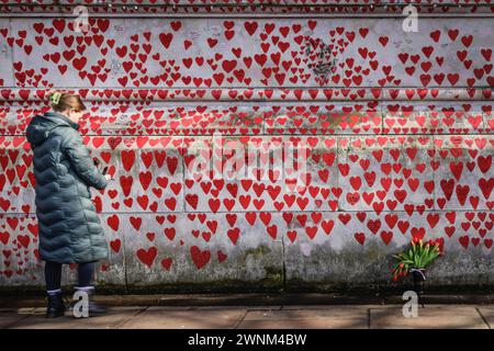 London, Großbritannien. März 2024. Freiwillige, Besucher und Touristen an der National COVID Memorial Wall, auch Wall of Trauer and Love genannt, am Albert Embankment in Westminster, am COVID National Day of Reflection. Der Gedenktag erinnert an fast eine Viertelmillion Menschen, die in Großbritannien an der Covid19 gestorben sind. Jedes Herz an der Wand repräsentiert jemanden in Großbritannien, der an dem Virus gestorben ist. Quelle: Imageplotter/Alamy Live News Stockfoto