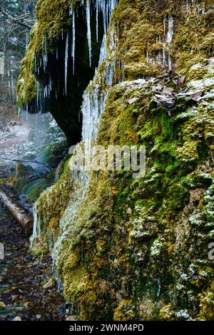 Wasserfall in der Wutachschlucht, Dietfurt Schleierfall, im Winter mit Eiszapfen, Schwarzwald, Baden-Württemberg, Deutschland Stockfoto