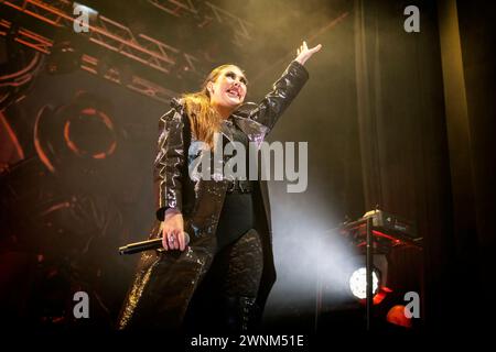 Oslo, Norwegen. Februar 2024. Die schwedische Heavy-Metal-Band Amaranthe gibt ein Live-Konzert im Sentrum Scene in Oslo. Hier ist Sänger Elize Ryd live auf der Bühne zu sehen. (Foto: Gonzales Photo - Terje Dokken). Stockfoto