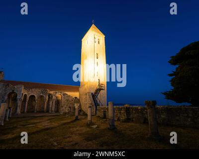 Ruinen und beleuchteter Glockenturm der Basilika St. Johannes des Evangelisten, Nachtaufnahme, Altstadt, Rab, Insel Rab, Kroatien Stockfoto