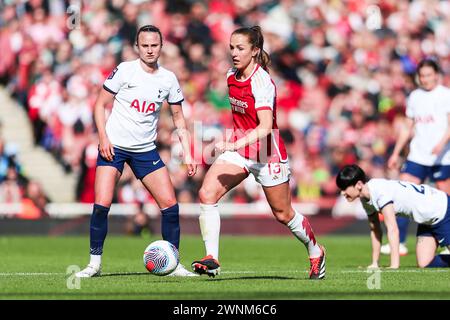 Arsenals Lia Walti kämpft um den Ball gegen Martha Thomas von Tottenham Hotspur während des Spiels Arsenal Women gegen Tottenham Hotspur Women's Barclays Women's Super League im Emirates Stadium, London, England, Großbritannien am 3. März 2024 Credit: Every Second Media/Alamy Live News Stockfoto