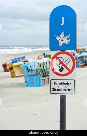 Rauchfreies Strandschild am Strand von Langeoog, Ostfriesische Inseln, Niedersachsen, Deutschland Stockfoto