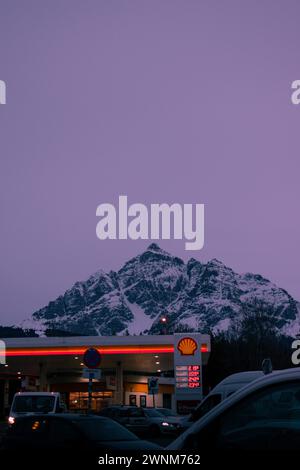 Shell-Tankstelle im Vordergrund bei Dämmerung, schneebedeckte Serles-Gipfel im Hintergrund, Europabrücke-Brücke, Tirol, Österreich Stockfoto