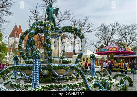 Handbemalte Ostereier, dekorierter Osterbrunnen, Ludwigsbrunnen mit Statue von Kaiser Ludwig IV. Der bayerische Ostermarkt davor Stockfoto