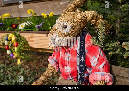 Lebensgroße Strohpuppe, Junge als Osterhase in der Schule, Oberneuching bei Erding, Oberbayern, Bayern, Deutschland Stockfoto