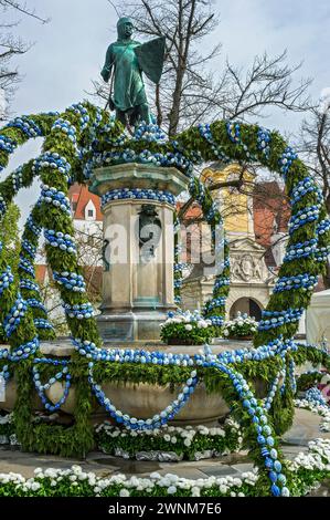 Handbemalte Ostereier, dekorierter Osterbrunnen, Ludwigsbrunnen mit Statue von Kaiser Ludwig IV. Der bayerische Ostermarkt davor Stockfoto