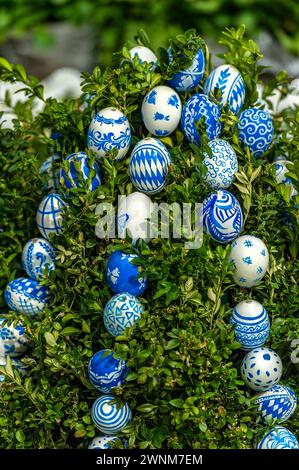 Handbemalte Ostereier in bayerischen Farben weiß und blau, Osterbrunnen, Ludwigsbrunnen, Ostermarkt, Ingolstadt, Oberbayern, Bayern Stockfoto