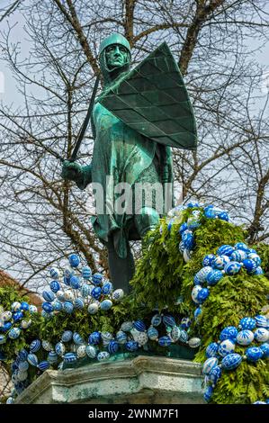 Handbemalte Ostereier, dekorierter Osterbrunnen, Ludwigsbrunnen mit Statue von Kaiser Ludwig IV. Der bayerische Ostermarkt davor Stockfoto