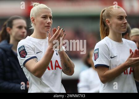 London, Großbritannien. März 2024. Bethany England lobt die Fans nach dem Spiel der Barclays Women’s Super League zwischen Arsenal und Tottenham Hotspur im Emirates Stadium Credit: Ryan Asman/On her Side Credit: Ryan Asman/Alamy Live News Stockfoto