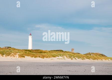 Leuchtturm und Bunker in den Sanddünen am Strand von Blavand, Jütland Dänemark Europa Stockfoto