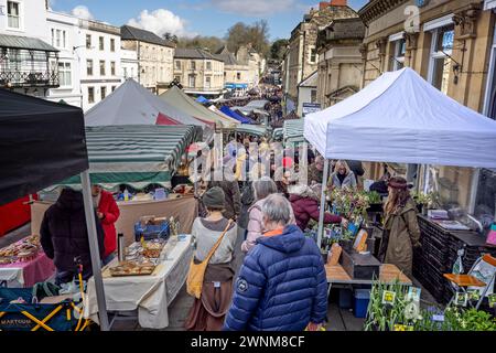 Am 3. März 2024 gab es zahlreiche Käufer auf dem Marktplatz des Frome Independent Sunday Market, Somerset, Großbritannien Stockfoto