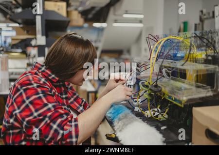 Frau, die in einer Druckerei arbeitet Stockfoto
