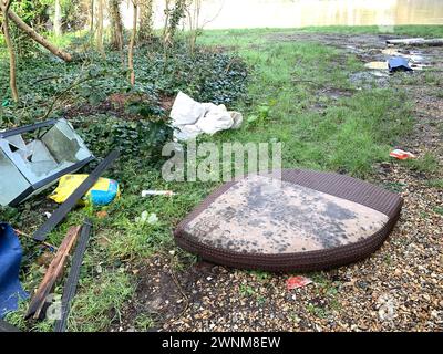 Windsor, Berkshire, Großbritannien. März 2024. Müll, der von rauen Schläfern in Windsor, Berkshire zurückgelassen wurde. Quelle: Maureen McLean/Alamy Live News Stockfoto