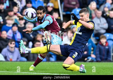 Burnley, Großbritannien. März 2024. Lorenz Assignon aus Burnley kreuzt den Ball während des Premier League-Spiels Burnley gegen Bournemouth in Turf Moor, Burnley, Vereinigtes Königreich, 3. März 2024 (Foto: Cody Froggatt/News Images) in Burnley, Vereinigtes Königreich am 3. März 2024. (Foto: Cody Froggatt/News Images/SIPA USA) Credit: SIPA USA/Alamy Live News Stockfoto