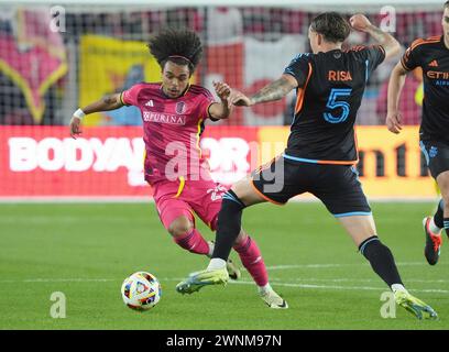 St. Louis, Usa. Dezember 2024. York City Soccer Club Birk Risa stoppt den Fortschritt von St. Louis City SC Aziel Jackson, indem er den Ball in der ersten Halbzeit im Citypark in St. Louis am Samstag, 2. März 2024. Foto: Bill Greenblatt/UPI Credit: UPI/Alamy Live News Stockfoto