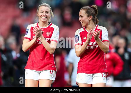 London, Großbritannien. März 2024. Arsenals Leah Williamson und Arsenals Lia Walti nach dem letzten Pfiff während des Spiels Arsenal Women gegen Tottenham Hotspur Women's Super League im Emirates Stadium, London, England, Großbritannien am 3. März 2024 Credit: Every Second Media/Alamy Live News Stockfoto