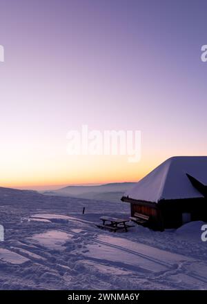 Wunderschöne Winterlandschaft von den Höhen des Berges Stockfoto