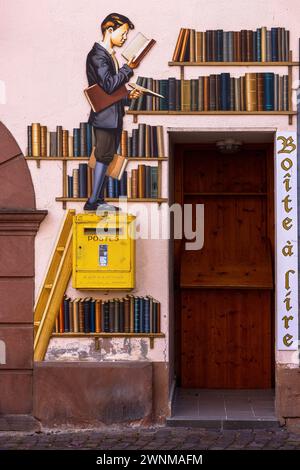 Charakteristische Bibliothek im elsässischen Dorf Ribeauville, Frankreich, Europa Stockfoto