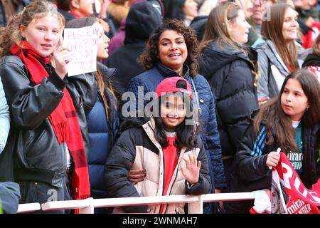 Emirates Stadium, London, Großbritannien. März 2024. Damen Super League, Arsenal gegen Tottenham Hotspur; Arsenal Fans Credit: Action Plus Sports/Alamy Live News Stockfoto