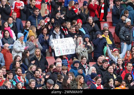 Emirates Stadium, London, Großbritannien. März 2024. Die Damen Super League, Arsenal gegen Tottenham Hotspur; Fans halten ein Schild hoch, das besagt, dass sie aus Italien kommen. Beschreibung: Action Plus Sports/Alamy Live News Stockfoto