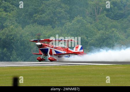 Rich Goodwin in seinem Pitts „S-2S Special“ auf der Cosford Air Show, 2015. Stockfoto