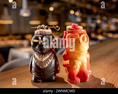 Authentische Tiki Drink Cocktails. Zwei tropische Tiki-Cocktails an der Bar. Tiki-Cocktails an der Bar im Nachtclub oder Restaurant Stockfoto