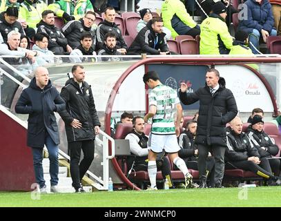 Tynecastle Park. Edinburgh.Scotland.UK.3rd März 24 Cinch Premiership Match Hearts vs Celtic . Rote Karte für Hyun-jun Yang von Celtic Looking on Celtic Manager Brendan Rodgers (R) und Hearts Head Coach Steven Naismith (L) Credit: eric mccowat/Alamy Live News Stockfoto