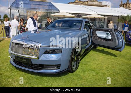Rolls-Royce Spectre, ausgestellt auf der Salon Privé Concours d’Elégance Motorshow im Blenheim Palace. Stockfoto