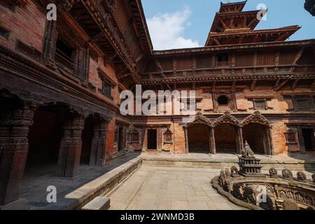 Ein echtes architektonisches Meisterwerk des alten Tempels im Innern des Yards Blick auf Tusha HiTi oder das königliche Bad in Sundari Chowk, Patan Durbar Square, königlicher mittelalterlicher Palast und Stockfoto