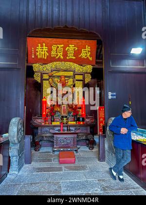 Suzhou, China, Mann steht vor dem Eingang, altes chinesisches historisches Denkmal, 'Xuanmiao Tempel » buddhistische Statue Stockfoto