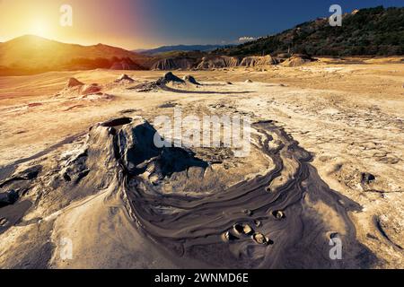 Landschaft mit rissige Erde an den schlammigen Vulkanen in Berca, Rumänien Stockfoto