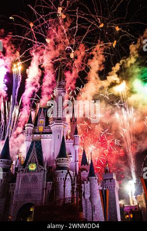 Das majestätische Schloss Cinderella schimmert inmitten eines lebhaften Feuerwerks. Stockfoto