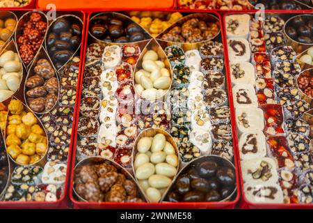 Verschiedene traditionelle türkische Köstlichkeiten. Rahat lokum, Baklava und verschiedene Nüsse. Stockfoto