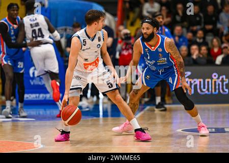 Neapel, Italien. März 2024. Giovanni De Nicolao (5) Ge.Vi. Napoli Basket vereitelt von Kyran Bowman (0) Nutribullet Treviso Credit: Independent Photo Agency/Alamy Live News Stockfoto
