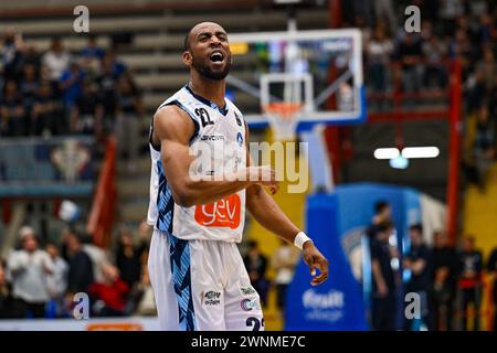 Neapel, Italien. März 2024. Markel Brown (22) GE.VI Napoli Basket vereitelt von Kyran Bowman (0) Nutribullet Treviso Credit: Independent Photo Agency/Alamy Live News Stockfoto