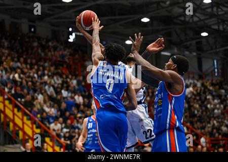 Neapel, Italien. März 2024. Markel Brown (22) GE.VI Napoli Basket vereitelt von Kyran Bowman (0) Nutribullet Treviso Credit: Independent Photo Agency/Alamy Live News Stockfoto