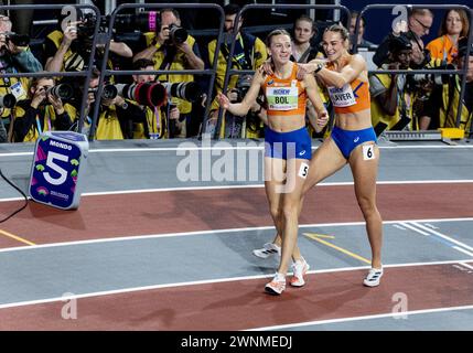 GLASGOW 20240302die niederländische Femke Bol gewann Gold in den 400m und wird von der Landsfrau Lieke Klaver gratuliert, die während der World Indoo Silber gewann Stockfoto