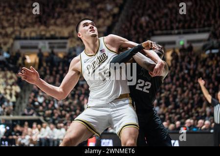 West Lafayette, Indiana, USA. März 2024. Purdue Boilermakers Center ZACH EDEY (15) und Michigan State Spartans Center MADY SISSOKO (22) kämpfen um die Position während des NCAA menÃs Basketballspiels zwischen den Michigan State Spartans und den Purdue Boilermakers am Samstag, den 2. März 2024, in der Mackey Arena in West Lafayette, Ind (Kreditbild: © David Wegiel/ZUMA Press Wire) NUR REDAKTIONELLE VERWENDUNG! Nicht für kommerzielle ZWECKE! Stockfoto