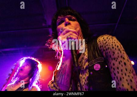 Oslo, Norwegen. März 2024. Die US-amerikanische Punkrock-Band Dead Boys gibt ein Live-Konzert im John Dee in Oslo. Hier ist Sänger Jake Hout live auf der Bühne zu sehen. (Foto: Gonzales Photo/Alamy Live News Stockfoto