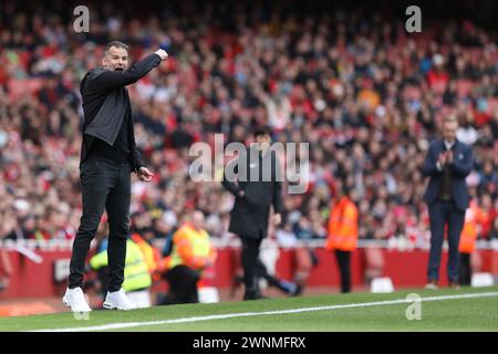 London, Großbritannien. März 2024. Tottenham Hotspur Women's Trainer Robert Vilahamn beim FA Women's Super League Spiel zwischen Arsenal Women und Spurs Women im Emirates Stadium, London, England am 3. März 2024. Foto von Joshua Smith. Nur redaktionelle Verwendung, Lizenz für kommerzielle Nutzung erforderlich. Keine Verwendung bei Wetten, Spielen oder Publikationen eines einzelnen Clubs/einer Liga/eines Spielers. Quelle: UK Sports Pics Ltd/Alamy Live News Stockfoto