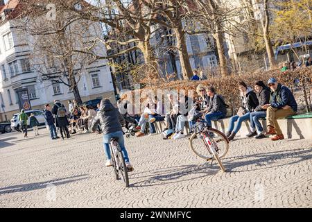 München, Deutschland. März 2024. Am sonntag, den 3. März 2024, füllen die Münchner die Cafés, Biergärten und Parks in München und genießen das warme Wetter und die Sonne. Heute ist der bisher wärmste Tag dieses Jahres mit 18 Grad. (Foto: Alexander Pohl/SIPA USA) Credit: SIPA USA/Alamy Live News Stockfoto