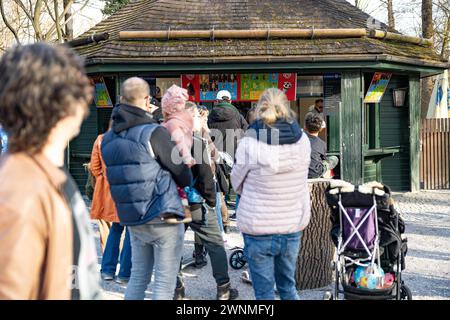 München, Deutschland. März 2024. Am sonntag, den 3. März 2024, füllen die Münchner die Cafés, Biergärten und Parks in München und genießen das warme Wetter und die Sonne. Heute ist der bisher wärmste Tag dieses Jahres mit 18 Grad. (Foto: Alexander Pohl/SIPA USA) Credit: SIPA USA/Alamy Live News Stockfoto