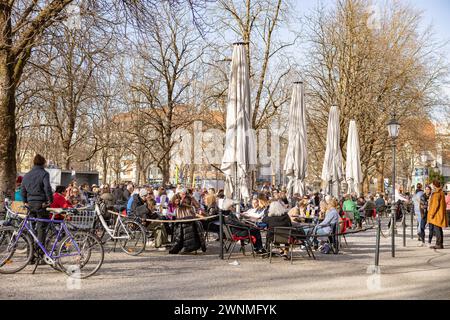 München, Deutschland. März 2024. Am sonntag, den 3. März 2024, füllen die Münchner die Cafés, Biergärten und Parks in München und genießen das warme Wetter und die Sonne. Heute ist der bisher wärmste Tag dieses Jahres mit 18 Grad. (Foto: Alexander Pohl/SIPA USA) Credit: SIPA USA/Alamy Live News Stockfoto