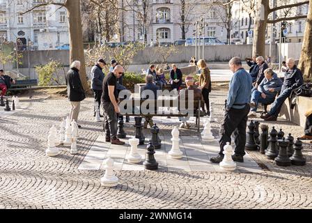 München, Deutschland. März 2024. Am sonntag, den 3. März 2024, füllen die Münchner die Cafés, Biergärten und Parks in München und genießen das warme Wetter und die Sonne. Heute ist der bisher wärmste Tag dieses Jahres mit 18 Grad. (Foto: Alexander Pohl/SIPA USA) Credit: SIPA USA/Alamy Live News Stockfoto