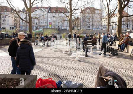 München, Deutschland. März 2024. Am sonntag, den 3. März 2024, füllen die Münchner die Cafés, Biergärten und Parks in München und genießen das warme Wetter und die Sonne. Heute ist der bisher wärmste Tag dieses Jahres mit 18 Grad. (Foto: Alexander Pohl/SIPA USA) Credit: SIPA USA/Alamy Live News Stockfoto