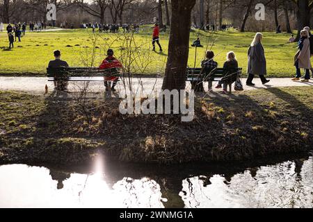 München, Deutschland. März 2024. Am sonntag, den 3. März 2024, füllen die Münchner die Cafés, Biergärten und Parks in München und genießen das warme Wetter und die Sonne. Heute ist der bisher wärmste Tag dieses Jahres mit 18 Grad. (Foto: Alexander Pohl/SIPA USA) Credit: SIPA USA/Alamy Live News Stockfoto