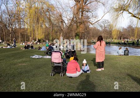 München, Deutschland. März 2024. Am sonntag, den 3. März 2024, füllen die Münchner die Cafés, Biergärten und Parks in München und genießen das warme Wetter und die Sonne. Heute ist der bisher wärmste Tag dieses Jahres mit 18 Grad. (Foto: Alexander Pohl/SIPA USA) Credit: SIPA USA/Alamy Live News Stockfoto