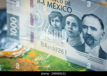 mexiko-Geld, 1000 mexikanische Pesos-Banknote vor dem Hintergrund der Welt, Finanzmarktkonzept Stockfoto