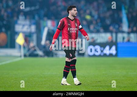 Theo Hernandez vom AC Milan sieht beim Spiel der Serie A TIM zwischen SS Lazio und AC Milan am 1. März 2024 im Stadio Olimpico in Rom, Italien, an. Stockfoto