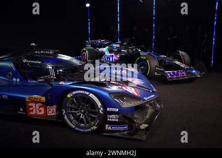 Der Alpine A524 F1 und der A424 WEC, die zusammen in ihrer Präsentation in diagonaler Vorderansicht gezeigt werden. Stockfoto